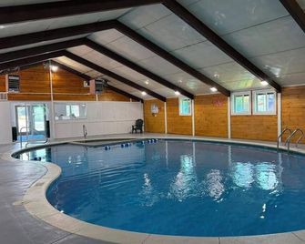 Standard Double Suite - Buzzards Bay - Piscina