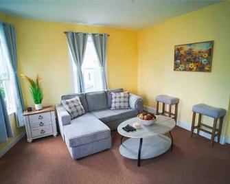 1-Bedroom Apartment with Sofa bed in City Island - Bronx - Living room