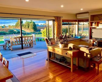 Peaceful Farm Stay Near Auckland With Spa Pool - Bombay - Living room
