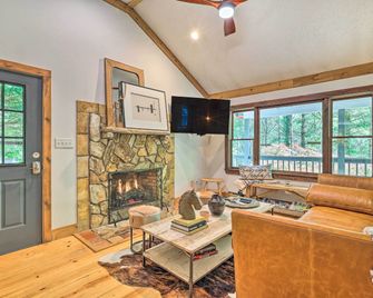 Boone Hideaway w/ Deck, Grill & Hot Tub! - Boone - Living room