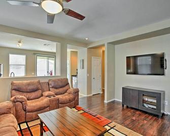 Dog-Friendly Arizona Retreat with Patio and Grill! - Gilbert - Living room