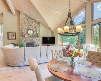 Stunning Mtn Views, Private Stream Evergreen Gem! - Evergreen - Essbereich