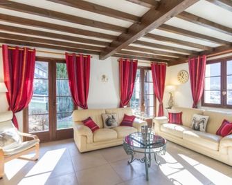 Cauterets - Chalet L'escapade, Fine Amenities, Sleeps 2 To 15 - Cauterets - Salon