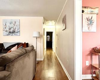 A Cozy Spot on Montague - North Charleston - Living room