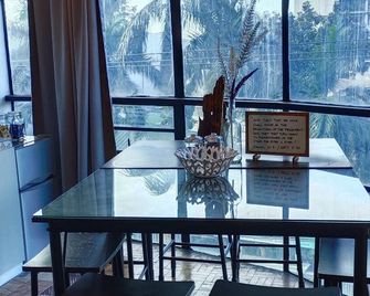 2 Bedroom condo near St. Luke's Medical Center Quezon City - Manila - Dining room