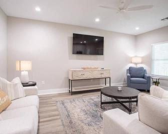 Waveland Beach Cottage C, Waveland Beach Cottage - Waveland - Living room
