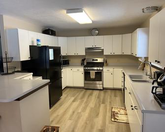 Blue Bear Hideout the ultimate set up for large groups and get togethers! - Kalkaska - Kitchen