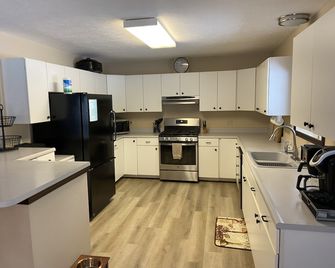 Blue Bear Hideout the ultimate set up for large groups and get togethers! - Kalkaska - Keuken