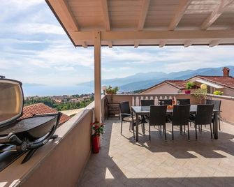 4 Bedroom Awesome Apartment In Kastav - Kastav - Balcony