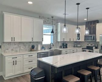Blue Lake House w/ Gorgeous Dock - Toccoa - Kitchen