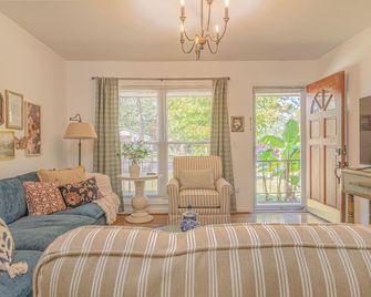 Modern Luxury Cottage with Pool - Columbus - Living room