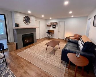 Perfect Location - Between Nisswa & Pequot Right Off Pb Trail - Pequot Lakes - Living room