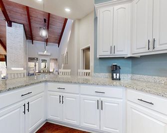 Stay pet friendly big backyard. Plenty of room for everyone!! - Lynn Haven - Kitchen
