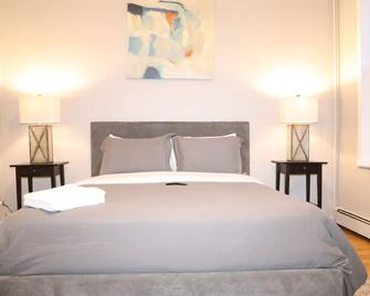 Twincity 2 Br/1 Ba Apt - Rainfall Shower! - Jersey City - Bedroom