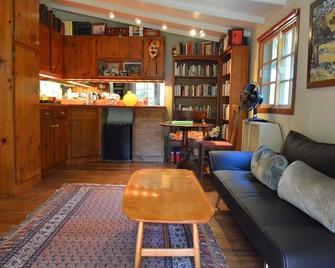 Artist's Library Garden Apartment for Two - Carmel Valley - Sala de estar