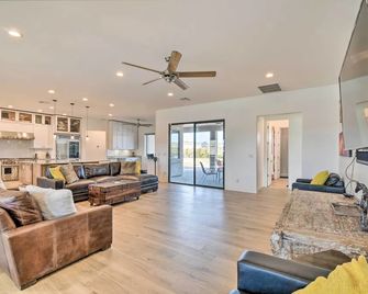 Desert Views, Fire Pit: Serene Phoenix Getaway - Anthem - Living room