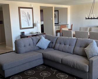 Wyndham Midland Downtown - Midland - Living room