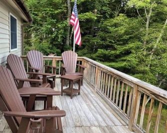 Waterfront property on pond with private dock . - Sunapee - Balcony