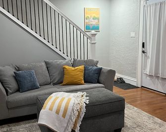 3 Bedroom House minutes to Downtown Charleston WV - Charleston - Living room