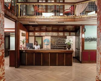 Hotel La Pace - Pisa - Front desk