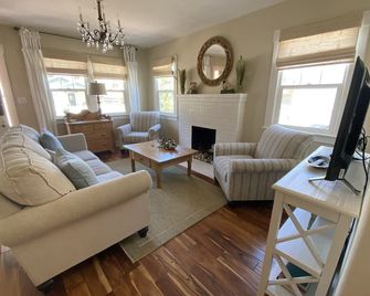 Casita Del Mar - A Quaint 1929 Spanish Cottage in Beautiful Monterey - Monterey - Wohnzimmer