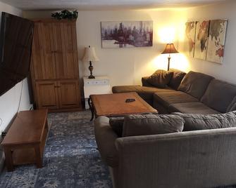 Raider Retreat - Family friendly, private, peaceful getaway - Hamilton - Living room