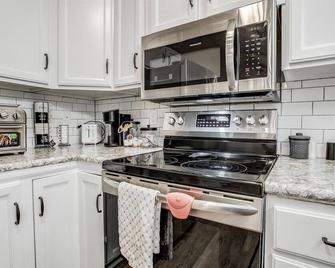 Massive Home 5 mins to Arrowhead Stadium and 15 mins from Downtown Kansas City - Raytown - Cocina