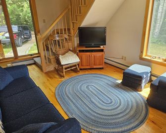 Charming 3-bedroom house on Forest Lake Ski/Snowmobile - Whitefield - Living room