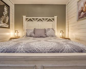 Beautiful Shabby-Chic Cabin Downtown Hot Springs - Hot Springs - Bedroom
