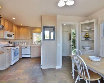 Beautiful Private Park-Like Setting with Water and Mountain Views, Great Wifi - Everett - Cocina