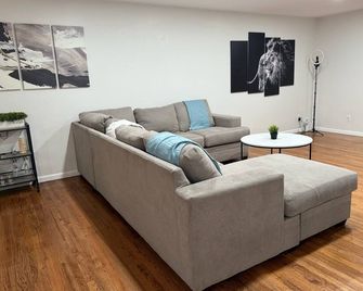 Sunny San Diego, Entire home, Pool, Free Parking, BBQ, Pets allowed, family neighborhood! - San Diego - Sala