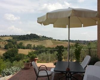 Fullino Nero Rta - Residenza Turistico Alberghiera - Siena - Patio