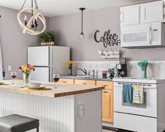 Sale! Mitten Escape Apartment-Dog Ok, Boyne/Schuss, Skiing, Petoskey, Charlevoix - East Jordan - Kitchen