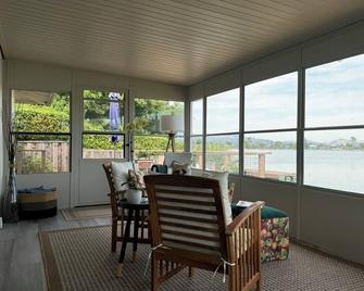 Watch The Setting Sun &brthe Marin Mountains Or Kayak The Brlagoon From The Dock - Novato - Dining room