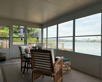 Watch The Setting Sun &brthe Marin Mountains Or Kayak The Brlagoon From The Dock - Novato - Балкон