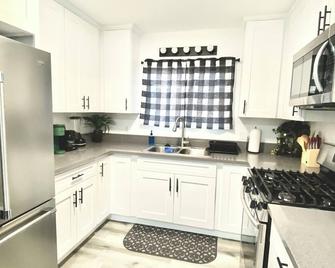3Bed 2Bath Home Central Mojave with King bed, WiFi, Remote and Contract workers - Mojave - Cuisine
