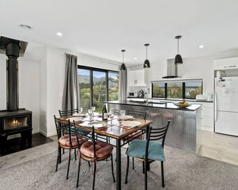 Erskine Place - Lake Hawea Holiday Home - Lake Hawea - Dining room