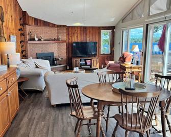 Serene Stoney Lake Sunlit Point - Lakefield - Dining room