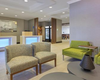 Holiday Inn Express & Suites North Bay By IHG - North Bay - Receptionist