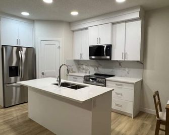 Starling Modern House - Fort Saskatchewan - Кухня