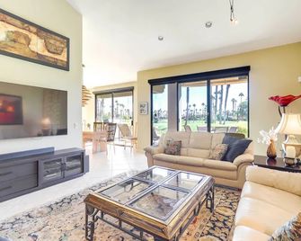 Patio + Resort Amenities: Palm Desert Escape - Palm Desert - Olohuone