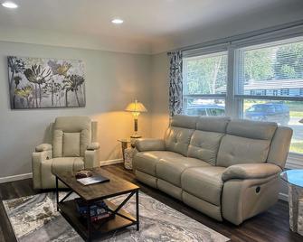 Private Pool and Hot Tub Close to Frankenmuth - Birch Run - Living room