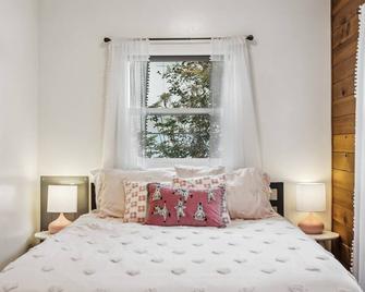 Darling pink beach house with epic views in a cozy community. - Camano Island - Bedroom