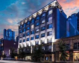 Quality Inn and Suites - Vancouver - Building