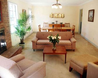 Magnificent Three-Bedroom Cottage Rental near Downtown Bainbridge, Georgia - Bainbridge - Living room