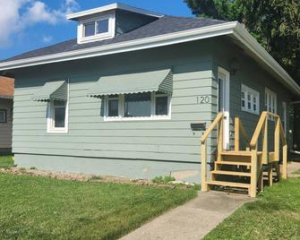 Charming retro 3-bedroom retreat in Le Mars w/ Game Room - Le Mars - Gebäude