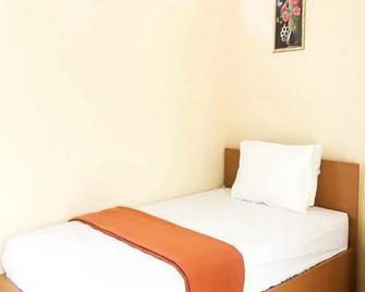 Muzdalifa Syariah near Alun Alun Gresik Mitra RedDoorz - Gresik - Habitación