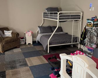 Charming large 2-bedroom basement apartment in serene Lakeville with AC, WiFi, - Lakeville - Bedroom