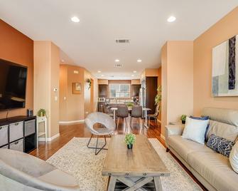Cozy and Peaceful 3br/3.5bath. SF Bay Area - Union City - Living room