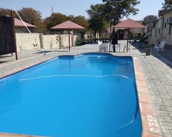 Etang Guesthouse - Nata - Piscina